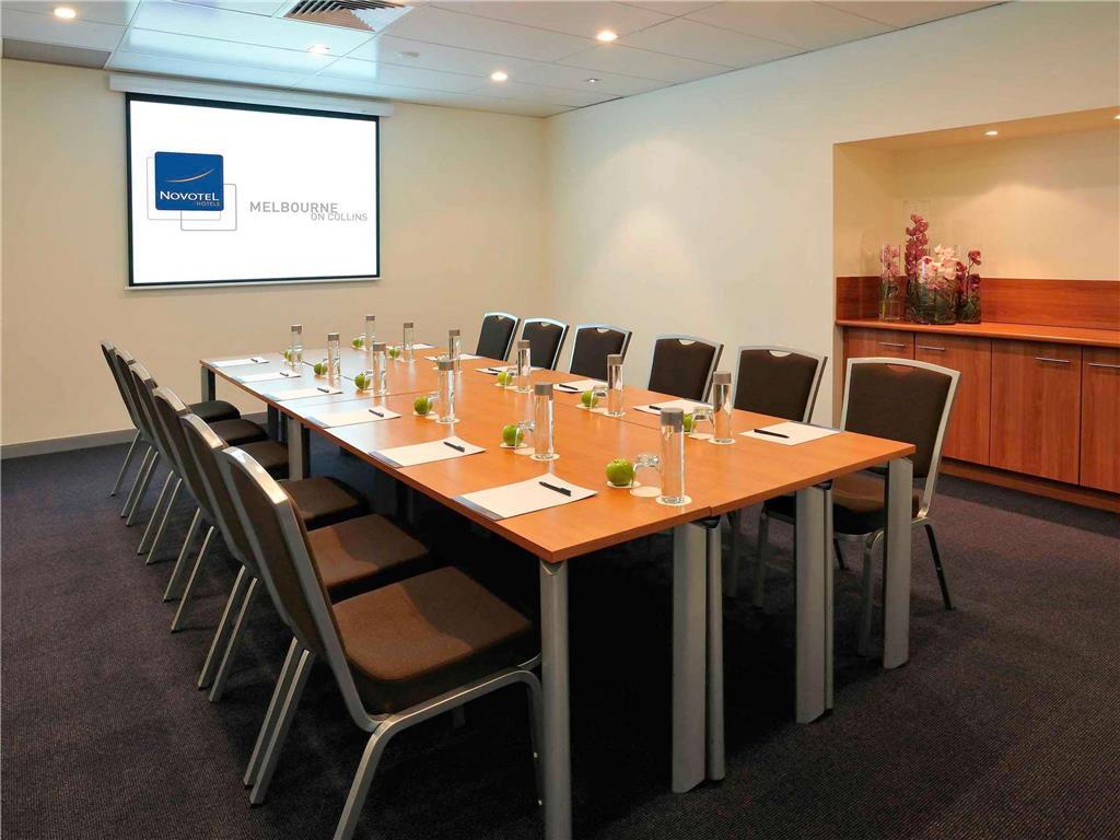 Novotel On Collins 4*
